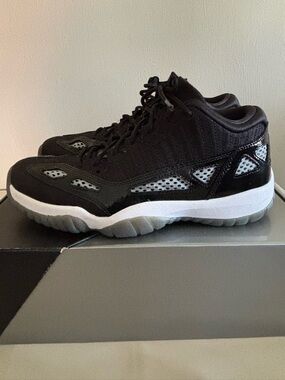 AIR JORDAN 11 RETRO LOWIE MENS.